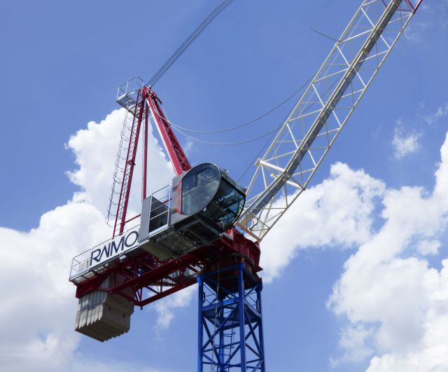 The Raimondi LR213 luffing crane is available with five different jib length configurations.