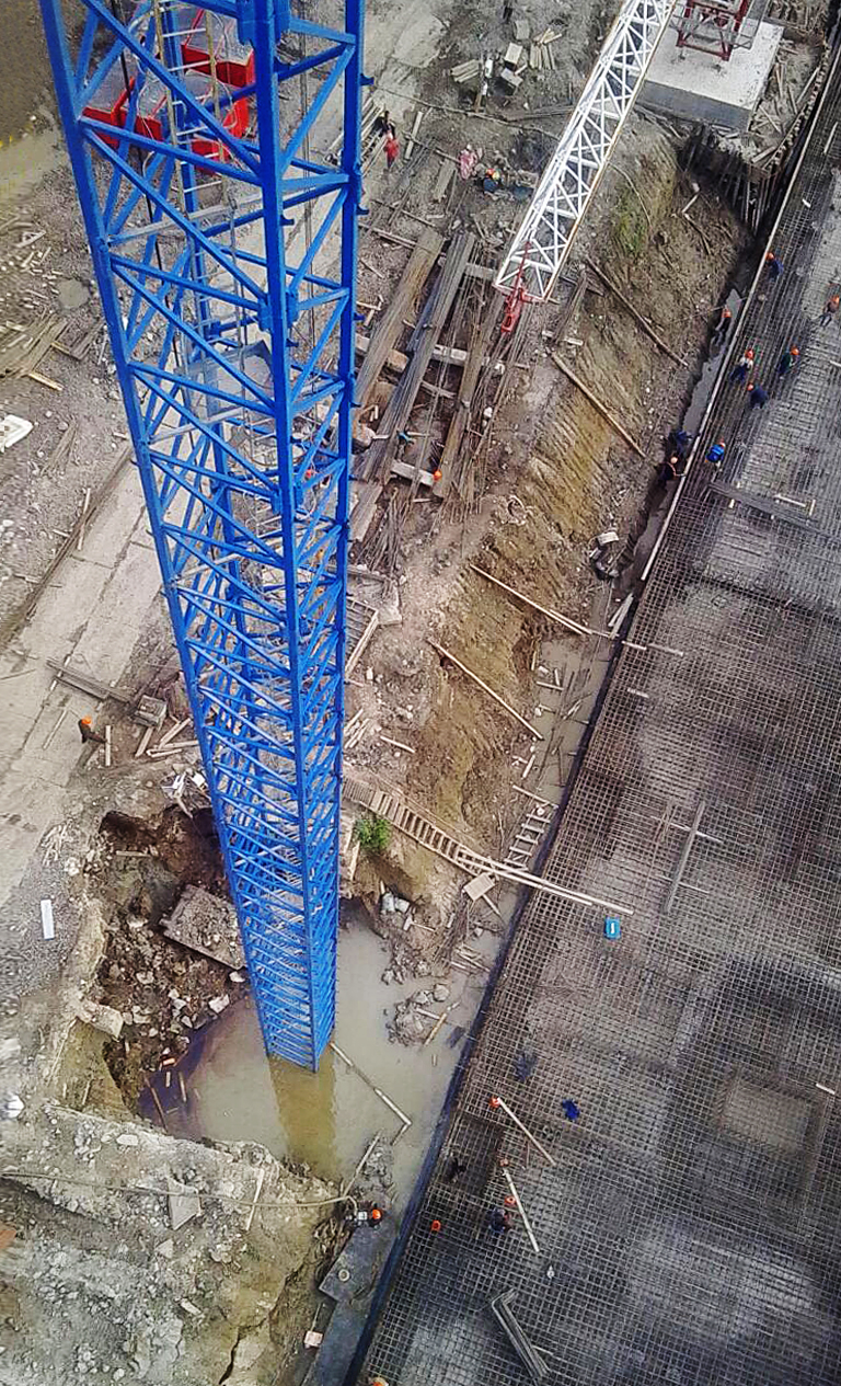 Raimondi MRT111 cranes erected at the construction site by Akvilon-Invest called ‘4U’ 