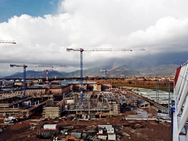 Four Raimondi topless tower cranes at work on new healthcare facility in southern Italy
