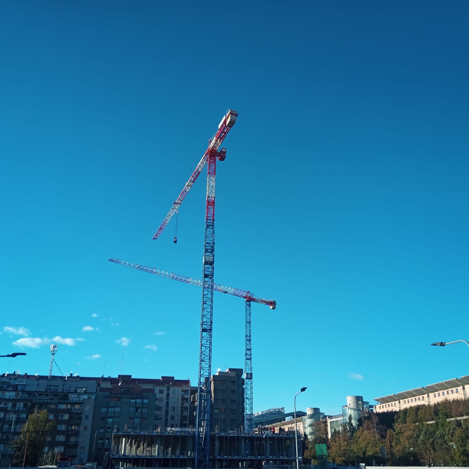 Raimondi flat-top tower cranes captured heavy lifting onsite in Milan for the construction of BFF Banking Group new headquarters
