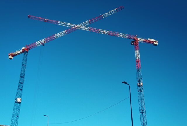 Assistedile deploys two Raimondi flat-top tower cranes for new corporate headquarters in Milan