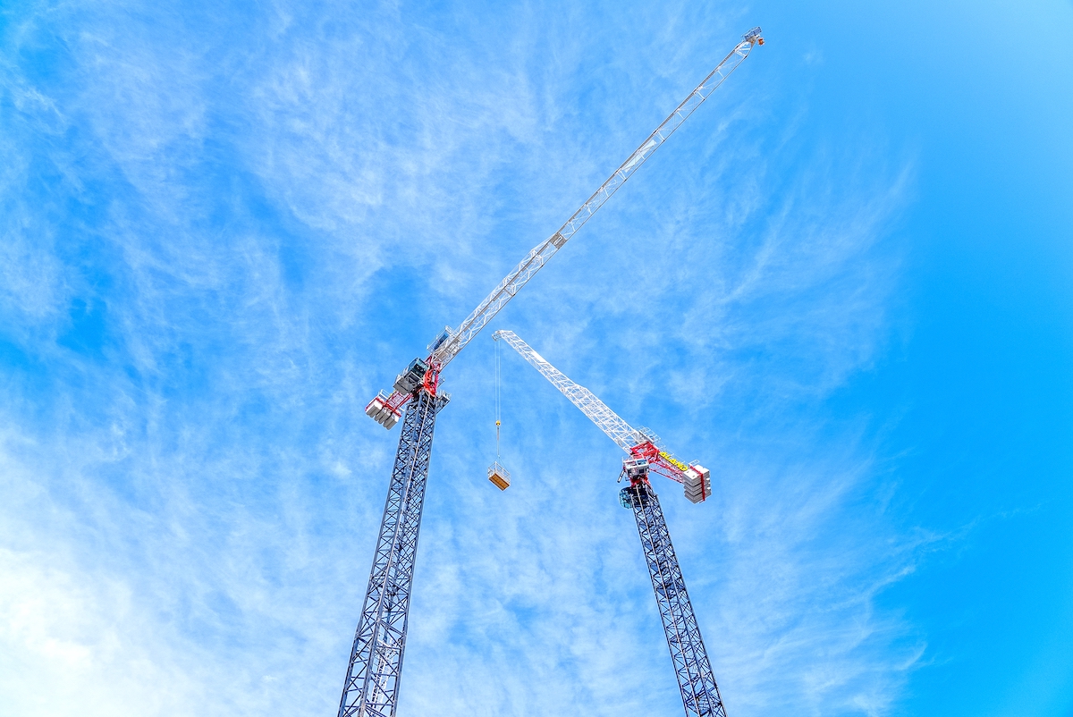 The LRH174s-10t are erected at a freestanding height of 84.5m with a jib length of 45m