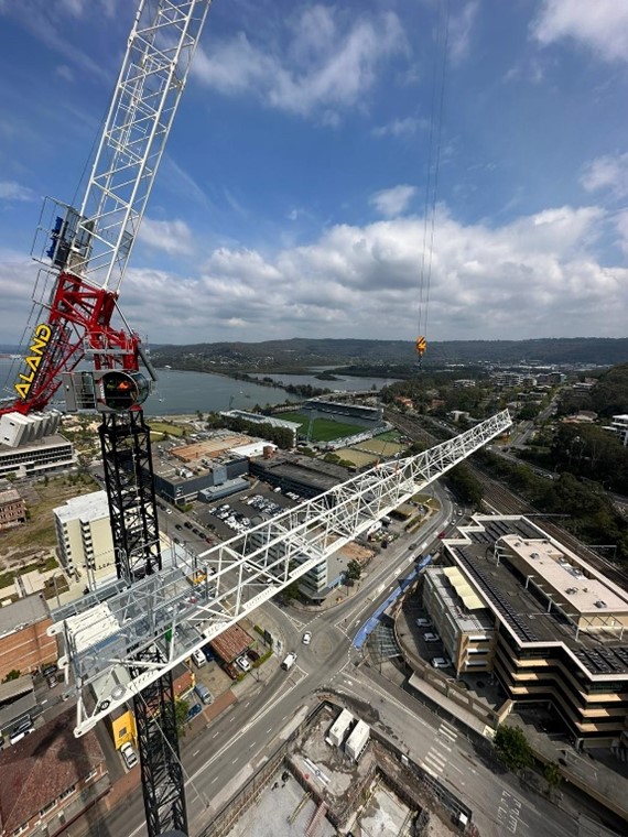 Installed for the first time in Sydney, Australia, the first Raimondi LRH174 supported the installation of the second hydraulic luffing jib cranes